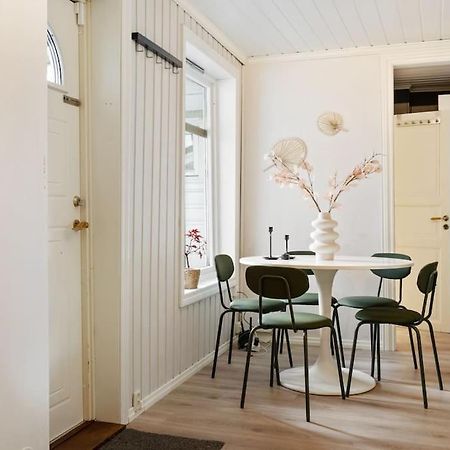 Central Apartment With Balcony, Self-Check In & Private Entrance Bergen Exterior photo