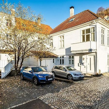Central Apartment With Balcony, Self-Check In & Private Entrance Bergen Exterior photo