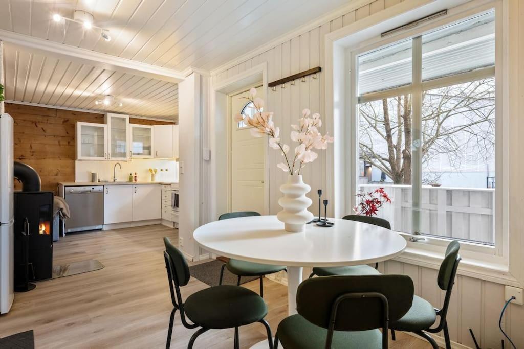 Central Apartment With Balcony, Self-Check In & Private Entrance Bergen Exterior photo