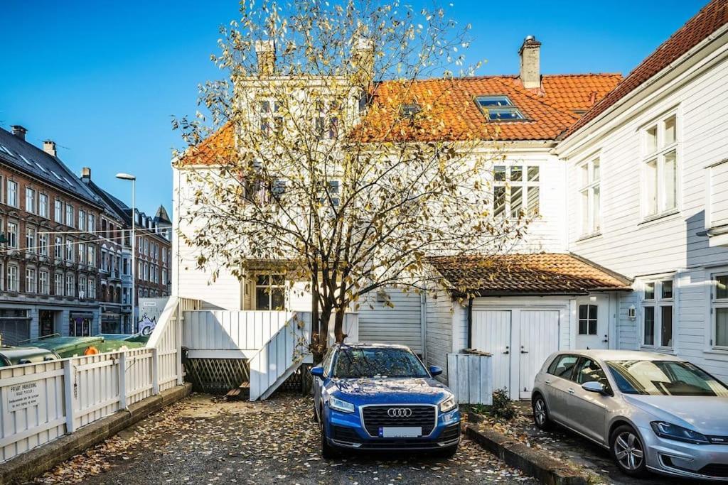 Central Apartment With Balcony, Self-Check In & Private Entrance Bergen Exterior photo