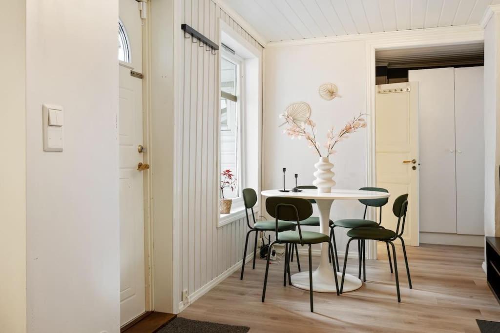 Central Apartment With Balcony, Self-Check In & Private Entrance Bergen Exterior photo