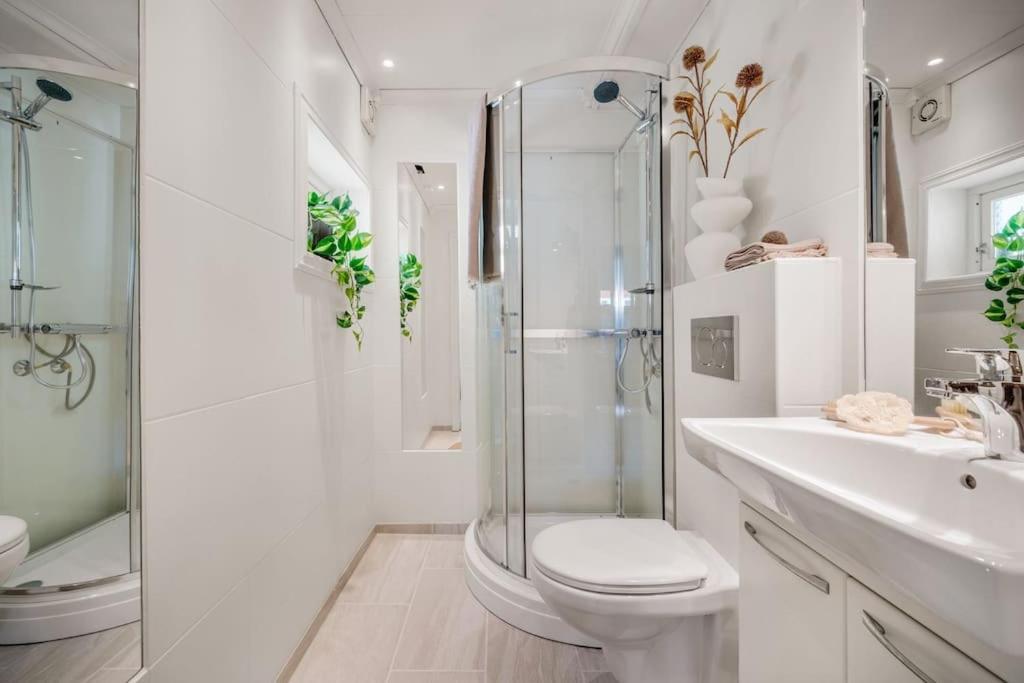 Central Apartment With Balcony, Self-Check In & Private Entrance Bergen Exterior photo