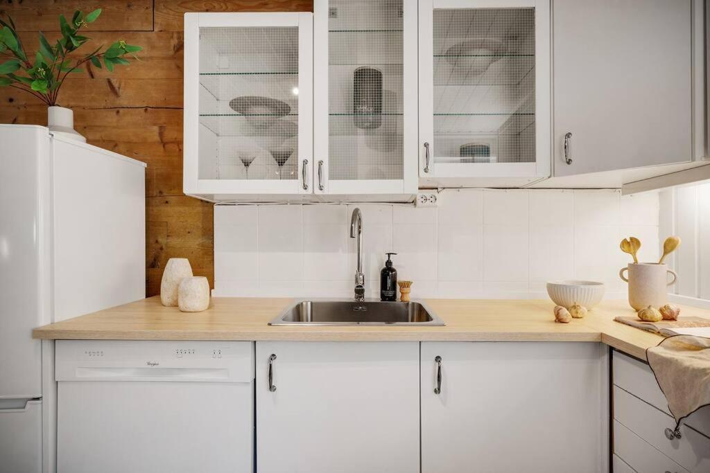 Central Apartment With Balcony, Self-Check In & Private Entrance Bergen Exterior photo