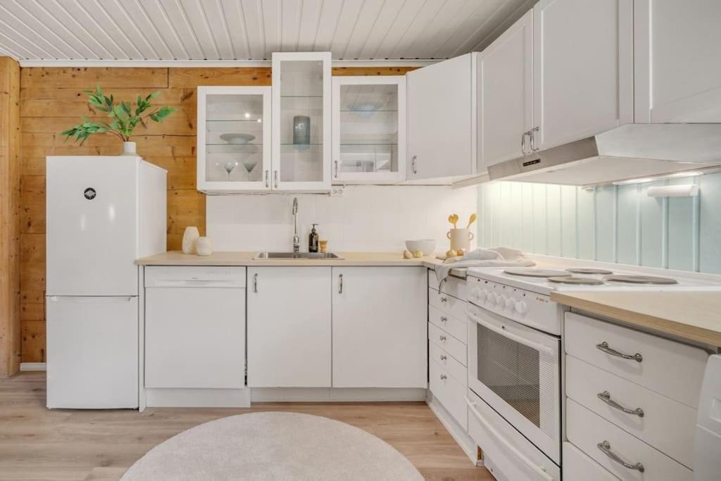 Central Apartment With Balcony, Self-Check In & Private Entrance Bergen Exterior photo