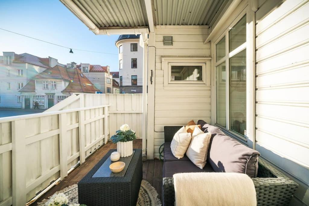 Central Apartment With Balcony, Self-Check In & Private Entrance Bergen Exterior photo