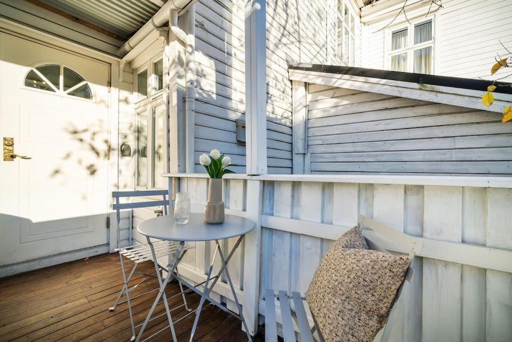 Central Apartment With Balcony, Self-Check In & Private Entrance Bergen Exterior photo