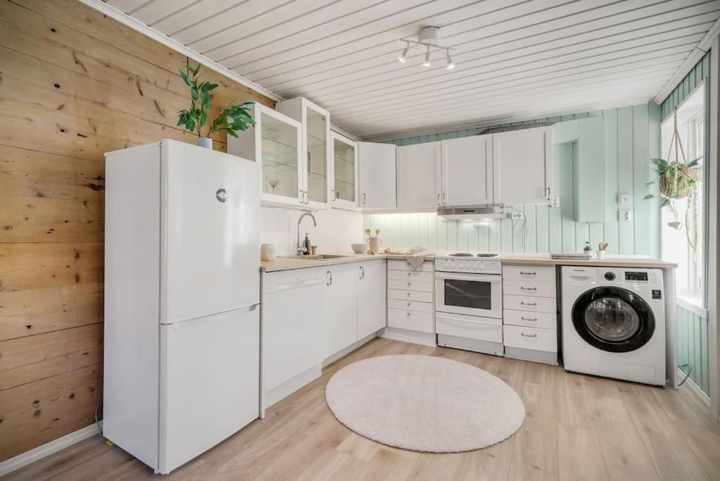 Central Apartment With Balcony, Self-Check In & Private Entrance Bergen Exterior photo